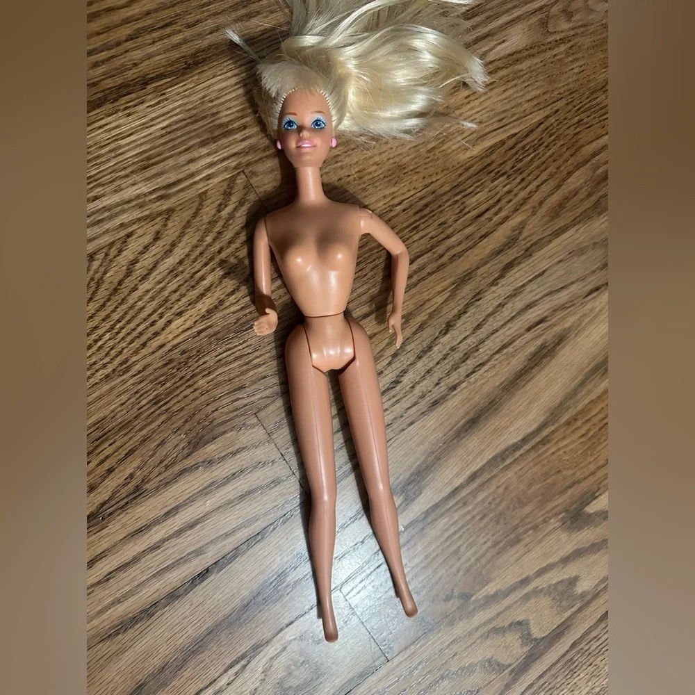 Vintage Barbie Doll 1966 Blonde Blue Eyes With pink earrings and Ring Twist F5D